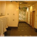 【修羅場】イオンの個室トイレで携帯充電してたらそれがバレて、個室外で何人か待ち構えていた。俺、涙目ｗ