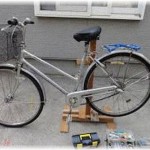 【嫁との出会い】中2の時、雨の日に自転車のチェーンが外れて困っていたのを助けたのが嫁だった。今日も嫁の自転車修理してる。