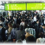 【修羅場】駅のホームで私を突き飛ばしたおばさんが、その後家に凸ってきた。なにやらわめき散らしているので警察を呼んだが、「民事不介入」とか意味不明なことを言われ役に立たない。そんな私に裁判の通知が…