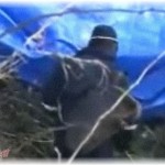 【驚愕】小学生の頃、帰宅したら、玄関が半開きでものすごい異臭がし、父も母もいない。庭に回ってみると1ヵ所、何かを埋めたように掘り返した土の部分を発見！まさか殺されて埋められた？！