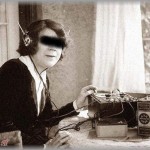 【修羅場】友達からジョークでもらった盗聴発見器。作動して部屋中歩き回ったら「ひぃ！」寝室に盗聴器が！壊そうとしたら、夫が背後から「シーッ」筆談で「ひと芝居打たないか？」