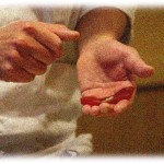 【スカッとする話】回転寿司屋でバイトしてたとき、態度の悪い新人がいた。注意してもスルーされていたのだが、１人の客にアンケート用紙を渡されて…。