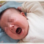 【DQN】新婦側で参加した結婚式で、新郎側に首座ってない赤ちゃんがいた。チャペルでの挙式にも参加したが、グズるのでスタッフに促されて外へ。非常識な親だと思ったが、後日……