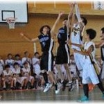 【胸がスーッとする話】中学校の頃、バスケ部に同学年のチームメイトで、バッシュも買えないくらい貧乏なA君がいた。レギュラーで人望も厚かったけど、いじめっ子グループからはいつも嫌味を言われてた。そんな時、B君が突然