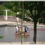 【DQN】父親とはぐれて池に落ちた女の子に、旦那に結婚記念日に貰った上着を着せて、女の子の下着や服を買って戻ったら、女の子はもう父親に連れ帰られていて困ってしまって……