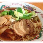 【スカッとする話】行列のできるラーメン屋に行って並んで待ってたらババアが割り込んできた。すると店主が出てきて「あなたにお出しできる品はありません」しかし引かないババア。店主なおも反撃…するかと思いきやババアを店内へ？