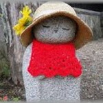 【ちょっといい話】毎年花見帰りのヤツらがうちの前にゴミを捨てていくので、2000円のお地蔵さんを置いてみた。そしたらお地蔵さんはどんどん出世して…