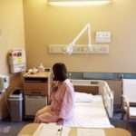 【嫁姑】四年前未熟児で双子を生んだ私。現在三人目妊娠中だが入院してた時に見舞いに来たトメに「今度は抱ける大きさでね」 と言われすげームカついた。実母に愚痴っていたらなんと実母も…