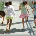 【渡る世間はアホばかり】アパートの廊下から聞こえる「きゃーーーーー！」という絶叫と全力疾走する足音で起こされた。ドアを開けると、どう見ても住人じゃない親子連れが数組いて…