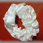 【男たちの妄想】急ぎの提出書類があって廊下を走ってたらシュシュが落ちてしまった。来た道を戻ると数人の男性職員がシュシュを囲んで立ちすくんでいた