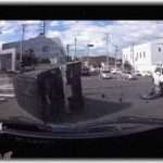 【泥ママ】交差点で青信号を進んでいたら、左から信号無視した車に体当たりくらった！相手は「私は青信号を進んでた」と嘘をついてきたが、「私の車、ドライブレコーダー付いてますよ」と言って警察に電話をしていたら……