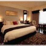 【和む話】ホテルのフロントで働いているんだが、上品な老夫婦が来て、ダブルの部屋は空いていますかと言ってきたのでチェックインして部屋に行ってもらったら、お婆さんが顔を手で覆いながら小走りで戻ってきたｗ