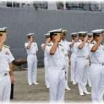 【キチママ】ミリオタの父と俺。中学の修学旅行に出発する時、バスの外で父がビシッときれいな海軍式の敬礼を決めてくれた。しかし、帰って来ると俺だけ両親が迎えに来なくて、親友Aの母が「これからおばさんちに遊びに来なさい」と言ってきて……