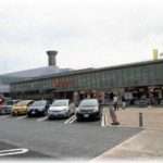 【キチママ】ＳＡで休憩していたらキチが鞄を盗んだ挙句私の車に乗り込んで行った。慌てて追いついて運転席のドアを叩いたらキチは発狂し「この車は私のだ」と叫ばれた。そして車を発進させたキチは運転操作を誤り停車中のバスに突っ込んだ。