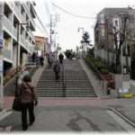 【生霊】従兄の婚約者が、中学生の時に私をいじめてたA子だった。元クラスメイトもいじめられてたし、可愛がってた飼い犬が居なくなったのもA子の仕業だった。そんなA子が従兄の奥さんになるのかと思うと熱が出て、しばらく会社も休んだ。ある日、飼い犬と散歩中、商店街に下る石段のところにA子がいたので突き飛ばした