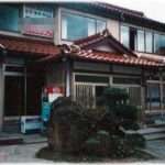 【民宿】会社の慰安旅行で1泊２食つき2500円の民宿へ泊った。部屋にはゴキやムカデ。しかし海の近くなので夕飯は豪華な船盛など。そして脇の炊飯ジャーを開けると……