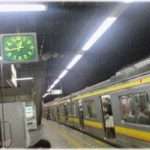 【キチママ】飲み会が終わって終電で疲れと酔いでウトウトしてたら、太ももが超濡れてる。ペットボトルはしっかり蓋して中味は空。前を見たら、髪の毛ぼっさーな母親と制服きた幼稚園児が座って寝ていて……