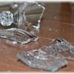 【ずうずうしい話】幼い娘が知り合いの家でコップを割ってしまったのでお詫びの図書券を包んだら後日リビングのラグとカーテンと壁紙とソファーを買い換えるお金を出せと言われた。ラグは弁償するがカーテンなんかは関係ないのではと言ったら相手は…