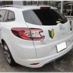 【若気の至り】免許取り立てのブイブイ言わせてた頃に、田舎町のＴ字の交差点で信号が青に変わっても前の軽は動こうとしないので、クラクションを鳴らして追い越そうとしたら運転席側の窓が開いて運転手が手を伸ばして来て急ブレーキ！