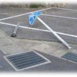 【墓場まで持っていく話】派遣で働いていたとき営業の人が来て、帰りがけに駐車場のポールに車をぶつけた。営業の人可哀想だし、どうせ派遣で職場に忠義もなかった私は･･･