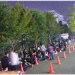 【泥ババァ】FC版ドラクエ4発売日、寒さと眠気を友達と励ましあいながら我慢しつつ、生まれて始めての徹夜をして整理券を貰った時はもうテンションはMAX！なのに赤地に白のワンピースを着たおばさんが列に割り込んできて……