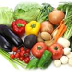 【怖い話】特に仲が良いわけでもないが幼稚園から就職先まで一緒だった友人はベジタリアンだった。そんな彼の食事に職場の先輩が悪ふざけで肉を入れてしまった。肉が入った食べ物を口に入れた彼は･･･