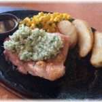 【バカッター】先日ファミレスでスマホで料理を撮る際に手鏡で光を反射させたり、サングラスや小さな人形をテーブルに配置している20代の夫婦がいたんだが……