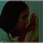 【怖い話】夜中にゲームしてたらインターホンが鳴った。無視してたら何度も鳴るので、のぞき穴を見てみると・・・