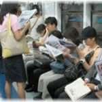 【怖い話】高校生の時、帰りの電車でゲームボーイやら音楽を聴いていたら、向かいの席にはOLのお姉さん。ふっとお姉さんが視線を外したかと思うと、僕を２度見し、その表情はちょっと驚いたような顔で……