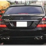 【オチに吹いた話】平日の昼間、社用車で信号待ちしていたら衝撃があり、黒いベンツがバンパーにめり込んで逃げていった。1か月後くらいに洗車をしたとき、よくよく見ると埃まみれのバンパーにナンバーが転写されていたので警察署に行って事情を説明→結果ｗ