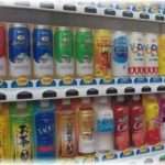 【感動した話】十数年前姉が病死、私達の母親の養子になった姪。ある日、姪っ子の誕生日プレゼントを買いに出掛けたら、ふと足を止め、お茶が欲しいと言い出した。自販機でお茶を買い姪っ子に渡すと走り出し、ある人の前に行って……