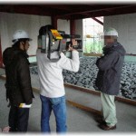 【イラッとする話】親戚の農家にテレビの取材がきた。おじさんが取材を受けてる間、他の家族はせっせと出荷作業中。奥さんが作業小屋には取引先のケースが積んであるからを絶対映すなというのににやにや笑いながら隠し撮りしていて…