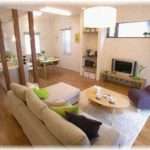 【離婚】嫁は自分がいない間に間男を自宅に連れ込んでいた。隠しカメラでベッドや居間のソファーで関係していた映像を見たがその日からベッドとソファーに触れなくなった。プライベートな場所を全部マーキングされた。