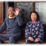 【泣ける話】私は中学生の時事故で両親を亡くした。その後は祖母に育ててもらったのだが、私が就職し、やっと楽をさせてあげられると思った矢先病気で亡くなってしまった。その後、住む家もなく保証人もいない私に、祖母の友人が自らの持ち物のアパートに入居させてくれ、まるで家族のように接してくれた。この人は後々、私の義祖母となる人だ。