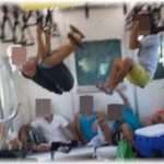 【武勇伝】電車内で朝鮮学校の学生達が大声で騒いで走り回っていた。「注意したいけど」と思っていたら、隣に座っていた教授が・・・