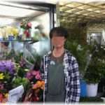 【感動する話】俺はバイトなんか雇うなんて出来ない零細花屋。中学生の女の子二人を職業体験を受け入れることになって、掃除や接客を頑張ってくれた。一年後に高校生になった所でアルバイトをしたいと相談しにきて……