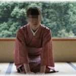 【馴れ初め】出来婚にて生まれて捨てられ、親戚を転々として、高卒後に一人で生きていけと放り出された。その後旅館の住み込み仲居として雇ってもらえて、そこに住民票は置けたけど、お給料は雀の涙だし、住処は狭くて暗いじめじめした一部屋。そこの旅館に食材を納品する業者のおじさんと知り合って……