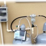 【怖い話】引っ越したのでガスの元栓を開ける作業をしてもらっていたら、私の部屋にそっくりな鍵を業者の人が見つけた。前の住人の忘れ物かなと思っていたら…