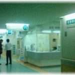 【怖い話】研修医時代、深夜にジ◯ツで心配停止の患者が搬送されてきた。程なくして死亡が確認され、家族が来るまで病院内の「隔離室」に安置していたのだが…