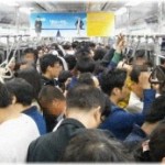 【武勇伝】混雑している電車内、勘違い風OLが男性に向かって『痴漢！このひと痴漢です！』と叫んだ。どうなるかとgkbrしながら見ていたら男性が実に落ち着いた口調で言った。
