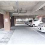 【ずうずうしい話】うちの駐車場に見知らぬ車が停まっていた。50歳前後のババアがその車の持ち主で人の借りてる所に停めるなというと逆ギレ。数日後、そのババアとある奥さんとマンションの管理人が言い争っていたが…