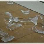 【友やめ】盗み癖があるＡは人の画材をくすねていく。後で咎めると「ごめん冗談」とすぐに返すがある日友人のガラス製のグッズを盗もうとした。とうとうキレた友人がＡに怒鳴ったところ、Ａは驚いて落として割ってしまった。