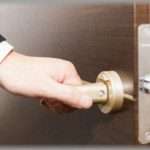 【修羅場】妻が浮気相手の男の部屋に来るのを待ち、私と私の関係者と妻の関係者が隣人を装い荷物を預かっているので渡したいと告げ男にドアを開けさせた。その事の顛末とは。。。