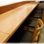 【図々しい話】カウンター席で一人で食事してたら隣の席が空き、男に「ここ、よろしいですか？」と聞かれた。「はい」と答えると「こちら二人なんですけど」と男が言い出した！