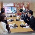 【壮絶すぎる復讐】友人に「結婚式の参列者として親・親戚を演じてくれないか？彼女の家柄が厳しいんだけど、親は他界してるし困ってるんだ」と頼まれ、主催する劇団員皆で引き受けることに。ところが友人の本当の目的はそんなことじゃなかった