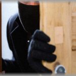 【泥ママ】実家に入った泥棒が「パクったもの売ろうとしたら、売れないどころか笑われた！慰謝料よこせ！！」と凸ってきた。やつが盗んだものは・・・