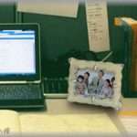 【泣ける話】無口で無表情、真面目一徹の課長。机の上には「一番かわいかったころの写真だからね」と何年経っても同じ家族写真が飾られていた。そんな課長が三日続けて無断欠勤し、衝撃の事実が・・・！