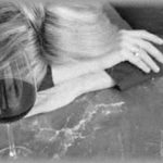 【怖い体験談】飲み会で酔いつぶれた女の子がいた。携帯を鳴らして起こそうとしても起きず、しばらく待とうとしたら友人の携帯にメールが入った。