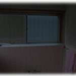 【作戦勝ち】昔、ボットン便所や薪で沸かす風呂のあるような家に住んでいた頃、トイレや風呂を覗かれるようになった。何故か親に言うのが恥ずかしくて、水をかけたり小窓を閉めたり、覗きに使われている足台を隠したりという微妙な抵抗しか出来なかったがやはり全く効果なし。そんな時ある作戦が閃いて、私は実行に移すことに…。