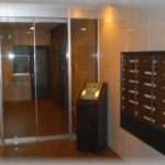 【ゾッとする話】高校生の時一人暮らしをしていた。エントランスに入るための入り口はオートロックっていうこともあり部屋のカギをかけないで出かけることがあった。その日は遅刻しそうだったのでカギをかけずに学校に行って帰って部屋に入ってみるといつもと違う部屋のニオイに気が付いた。